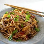 Κινέζικο μοσχάρι με noodles και λαχανικά