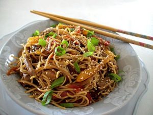 Κινέζικο μοσχάρι με noodles και λαχανικά