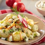 Πατατοσαλάτα με dressing γιαουρτιού και μουστάρδας