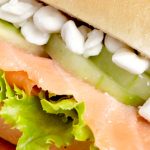 Σάντουιτς ολικής με σολομό και cottage cheese