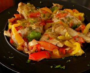 Κοτόπουλο στο φούρνο με τρίχρωμες πιπεριές
