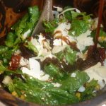 Σαλάτα σπανάκι, ρόδι, κουκουνάρι με dressing μπαλσάμικου