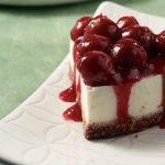 Cheesecake φράουλα με βάση από μελομακάρονα