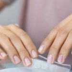 Λεύκανση και φυσικός καθαρισμός νυχιών με λεμόνι