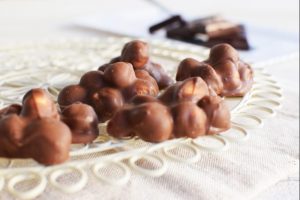 Πανεύκολα σπιτικά σοκολατάκια με καβουρδισμένα φουντούκια
