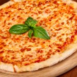 Πίτσα 4 τυριά σε πίτα από σουβλάκι