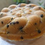 Σιμιγδαλένιος χαλβάς με σπόρους chia, goji berry και κουκουνάρι
