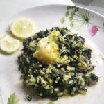 Σπανακόρυζο με κουκουνάρι και σπόρους chia