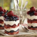 Trifle με κουλουράκια πασχαλινά και φρούτα του δάσους