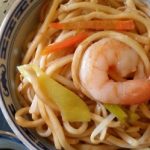 Noodles  με γαρίδες και ανανά