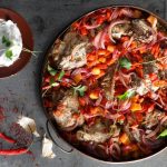 Αρνάκι στη γάστρα με πιπεριές