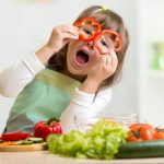 Δείτε έναν απλό τρόπο για να πείσετε το παιδί σας να δοκιμάσει νέα τρόφιμα