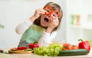 Δείτε έναν απλό τρόπο για να πείσετε το παιδί σας να δοκιμάσει νέα τρόφιμα