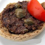 Ντάκος με πολτό ελιάς, κάππαρη και αντζούγιες