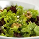 Σαλάτα με dressing μελιού, μπαλσάμικου και σουσάμι
