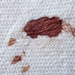 Βγάλτε εύκολα τη σοκολάτα από το σεντόνι