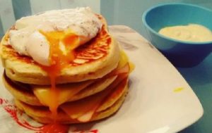 Pancakes  βρώμης με  αυγό, τυρί  και γαλοπούλα