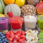 Δροσιστικό smoothie με πράσινο τσάι, φρούτα και γάλα καρύδας