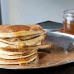 Pancakes με ροδάκινο, σπόρους chia και μέλι