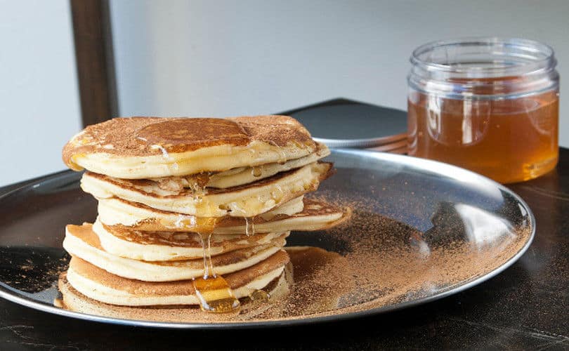 Pancakes με ροδάκινο, σπόρους chia και μέλι