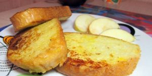 Φρυγανισμένο ψωμί με τυρί και λαχανικά