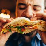 Πώς σχετίζεται το βάρος με την ταχύτητα που τρώμε