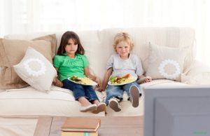 Η επίδραση των διαφημίσεων στο πόσο τρώει ένα παιδί