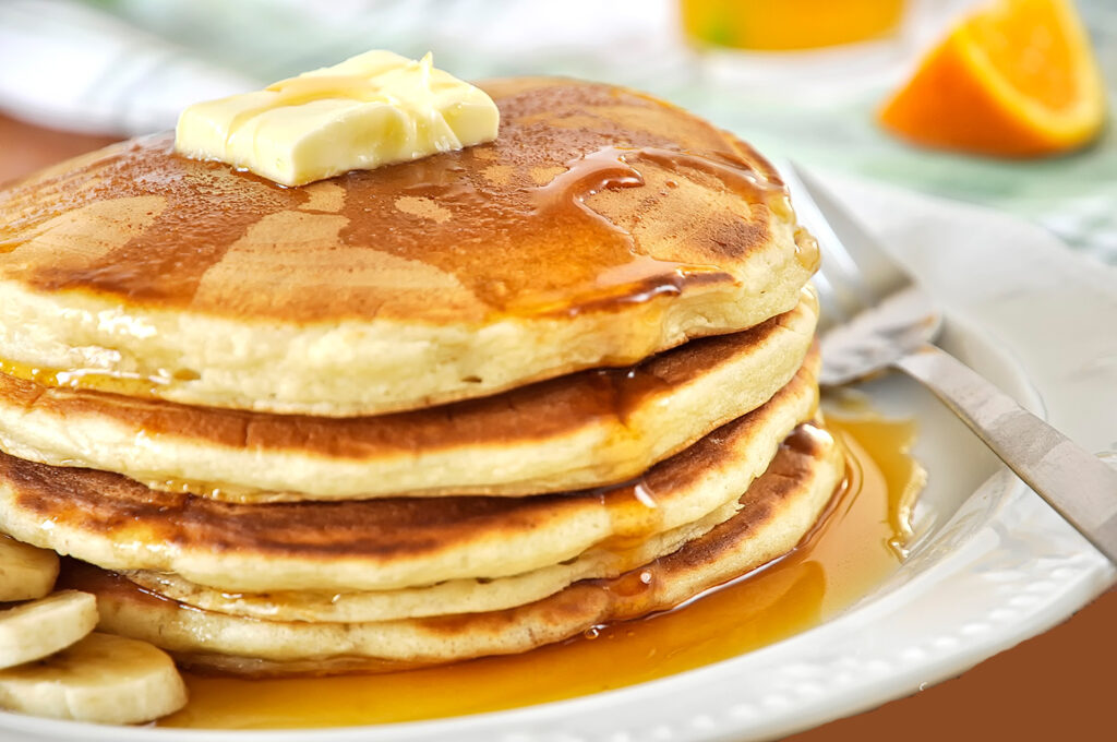 Pancakes με γιαούρτι, βρώμη και μαρμελάδα