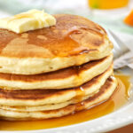 Pancakes με γιαούρτι, βρώμη και μαρμελάδα