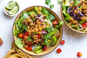Μια χορταστική και υγιεινή χορτοφαγική σαλάτα με taco και cinoa γεμάτη πρωτεΐνη!