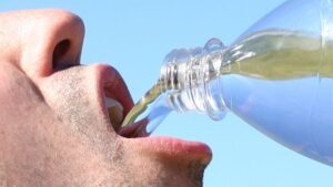 Ένας απλός τρόπος για να πίνετε περοσσότερο νερό!