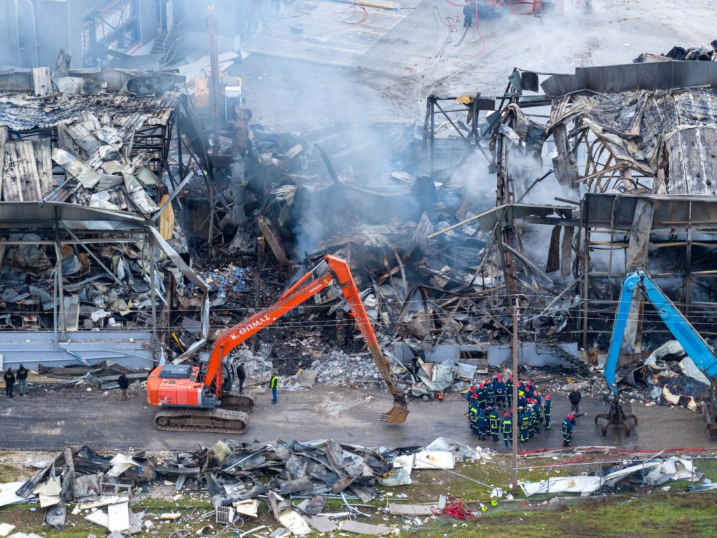 Έκρηξη στο εργοστάσιο Βιολάντα: Εντοπίστηκε η πέμπτη σορός – Τα σενάρια για το πώς προκλήθηκε η μεγάλη έκρηξη