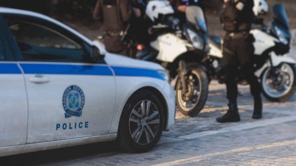 Σοκ στην Γλυφάδα: Νεκρός άνδρας σε πορτ παγκάζ αυτοκινήτου – Συνελήφθη ο γιος του, είχε σκοτώσει και τη μητέρα του