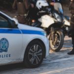 Σοκ στην Γλυφάδα: Νεκρός άνδρας σε πορτ παγκάζ αυτοκινήτου – Συνελήφθη ο γιος του, είχε σκοτώσει και τη μητέρα του