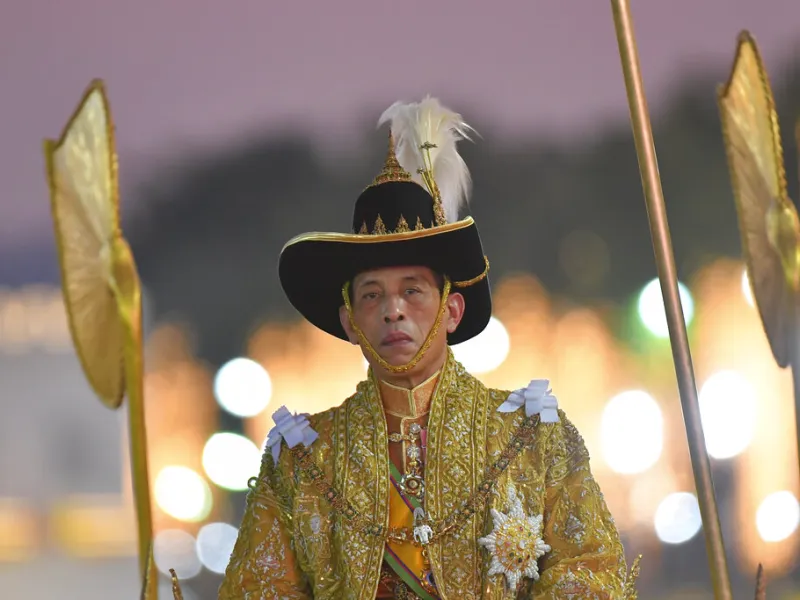 Σκάνδαλα, χαρέμι και φυλακίσεις: Τέλος το πάρτι για τον «βασιλιά με το μουστάκι» και τις 20 ερωμένες