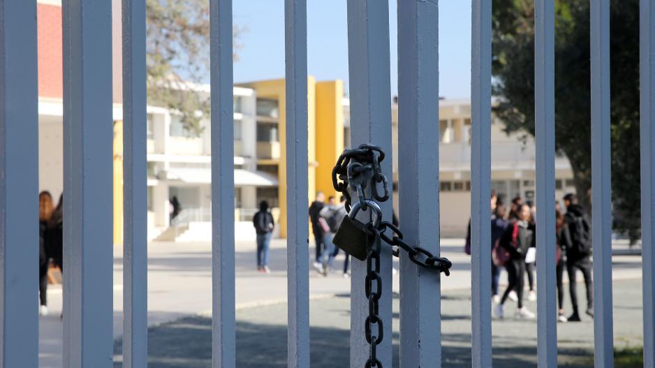 Σάλος στο Χαλάνδρι: Διευθύντρια ΕΠΑΛ έβαζε μαθητές να σκάβουν