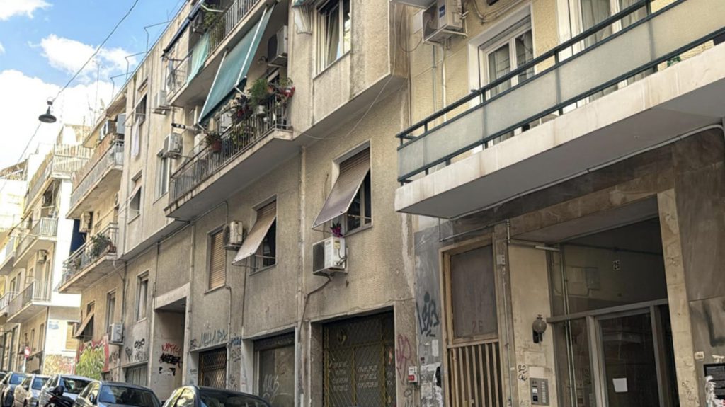 Σοκ στην Κυψέλη: Καταγγελία για σεξουαλική κακοποίηση 25χρονης ΑμεΑ – Η μητέρα φέρεται να είδε την επίθεση μέσω κάμερας, κυνήγησε τον δράστη με μαχαίρι