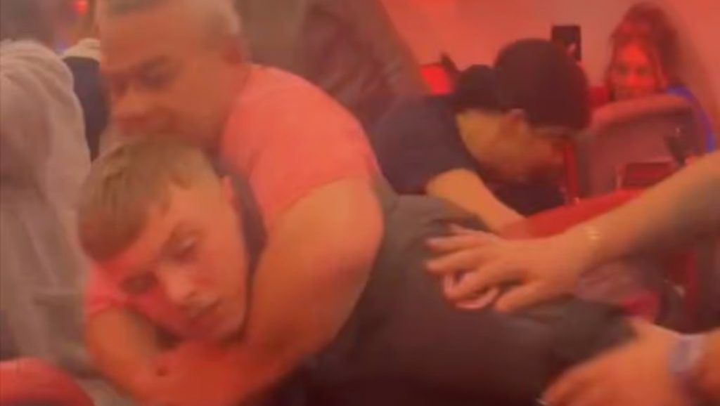 Χάος σε πτήση: Αίμα και δόντια στο πάτωμα – Πήγαιναν από Τουρκία σε Μάντσεστερ (εικόνες)