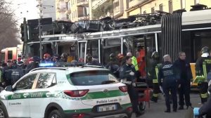 Τρόμος στην Ιταλία: Εκτροχιάστηκε τραμ στο Μιλάνο – Τουλάχιστον ένας νεκρός και πολλοί τραυματίες (εικόνες & βίντεο)
