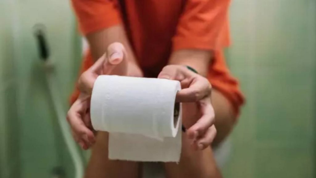 Χειρουργός προειδοποιεί: Το κοινό λάθος με το χαρτί υγείας που διαπράττουν εκατομμύρια