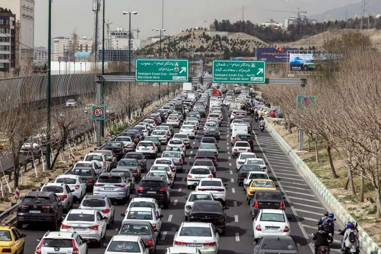 Ιράν: Μαζική έξοδος των κατοίκων της Τεχεράνης – Ουρές αυτοκινήτων προς τις επαρχίες βόρεια της χώρας – Τους δίνουν και δωρεάν καύσιμα