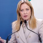 Σκληραίνει τη στάση της στο μεταναστευτικό η Μελόνι – Προτείνει «ναυτικό μπλόκο» και πρόστιμο από 10.000 μέχρι 50.000 ευρώ