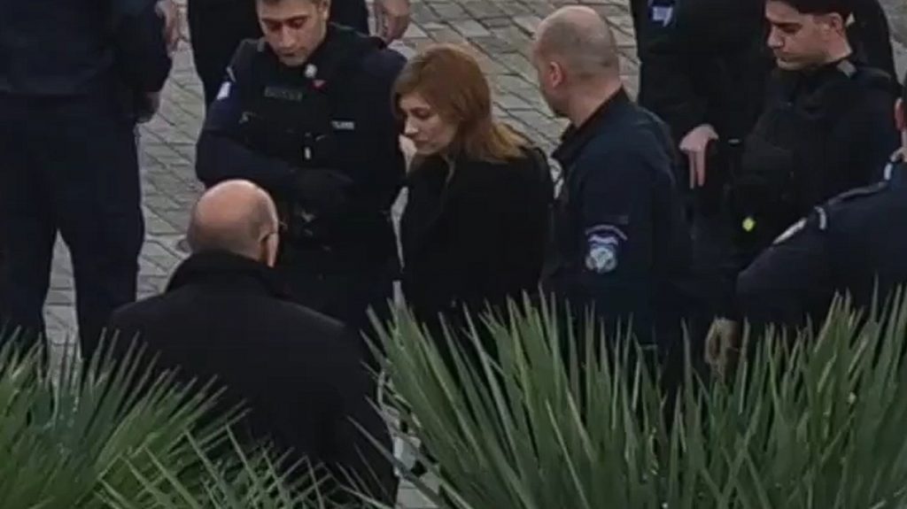 Ρούλα Πισπιρίγκου: Έφτασε στο Εφετείο υποβασταζόμενη και με μπαστούνι – Καταδικάστηκε σε δις ισόβια για τις δολοφονίες των δύο παιδιών της