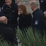 Ρούλα Πισπιρίγκου: Έφτασε στο Εφετείο υποβασταζόμενη και με μπαστούνι – Καταδικάστηκε σε δις ισόβια για τις δολοφονίες των δύο παιδιών της