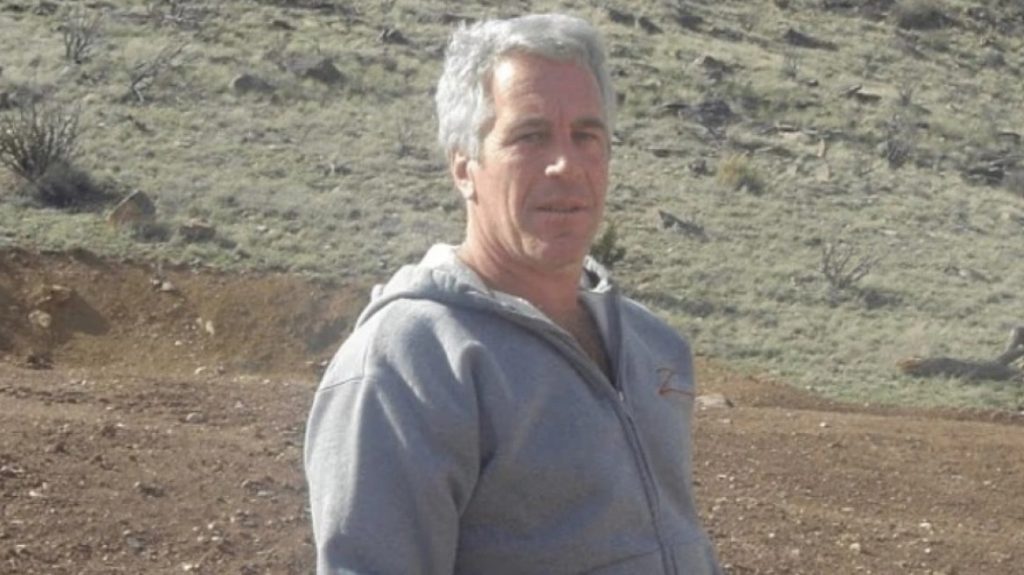 Σκιές γύρω από τον θάνατο του Έπσταϊν: Ιατροδικαστής μιλά για «πιθανό στραγγαλισμό» και ζητά επανεξέταση