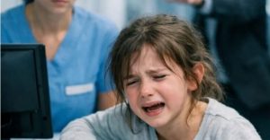 «Δεν βοηθάμε ζητιάνους!» φώναξε η ρεσεψιονίστ, αλλά ένας άντρας έκανε την έκπληξη