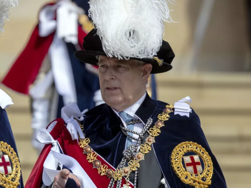 Σοκ με τις φωτογραφίες του Άντριου να παίζει με μωρό και μπάλα σε σχήμα στήθους