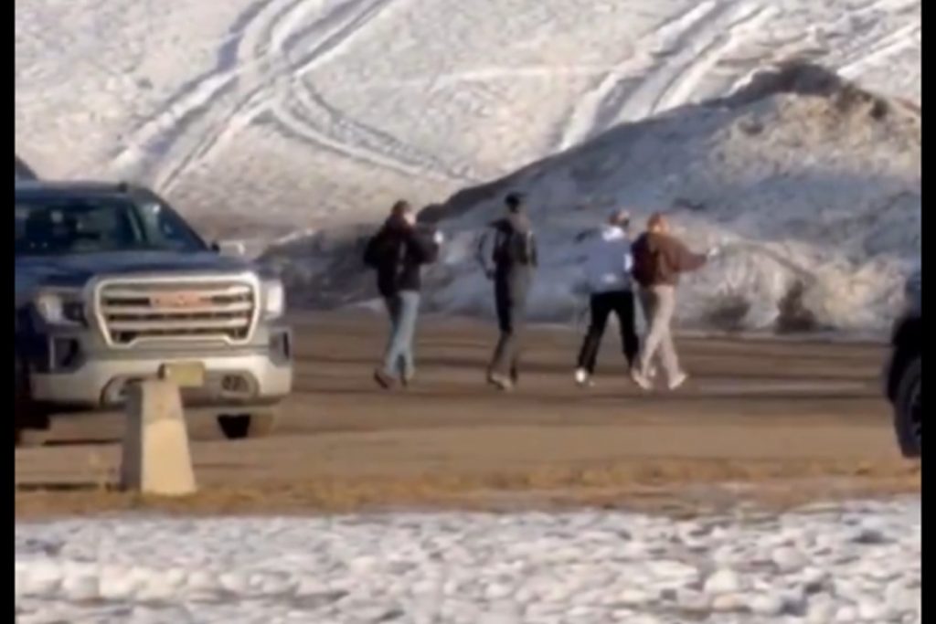 Μακελειό στον Καναδά: Βίντεο με τις πρώτες στιγμές μετά την επίθεση με 10 νεκρούς σε σχολείο – Μαθητές τρέχουν έξω