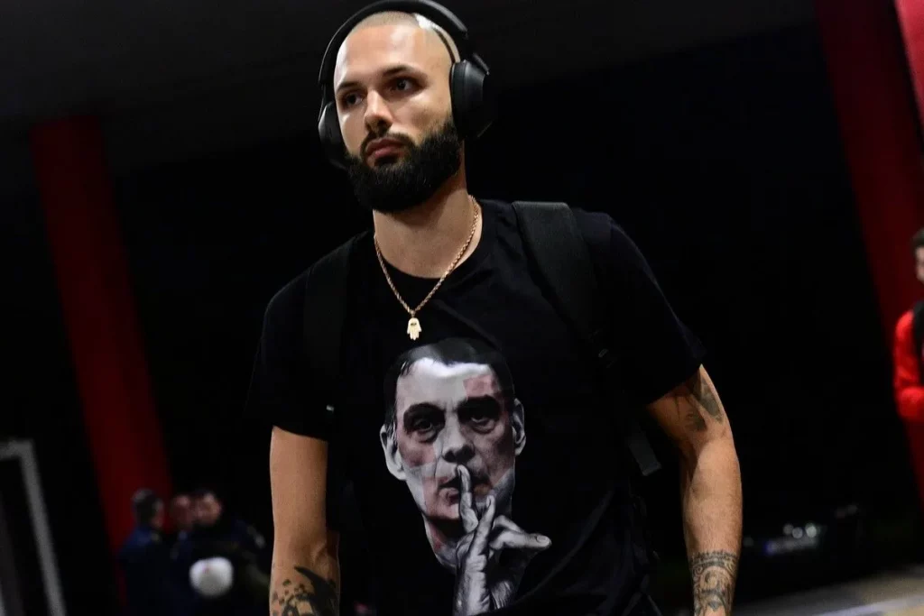 Ο Φουρνιέ «ντύθηκε» Μπαρτζώκα με ξεχωριστή μπλούζα πριν το Ολυμπιακός-Βίρτους