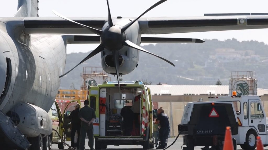 Τραγωδία στη Χίο: Εικόνες από την αεροδιακομιδή 6 παιδιών στην Αθήνα με αεροσκάφος του ΕΚΑΒ